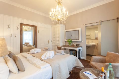 Comfort Single Room | Living area | Flat-screen TV