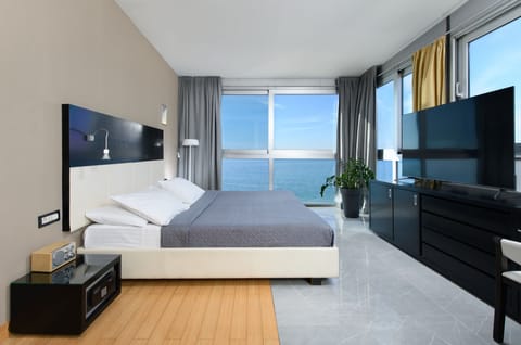 Deluxe Suite, Sea View | Minibar, in-room safe, desk, blackout drapes