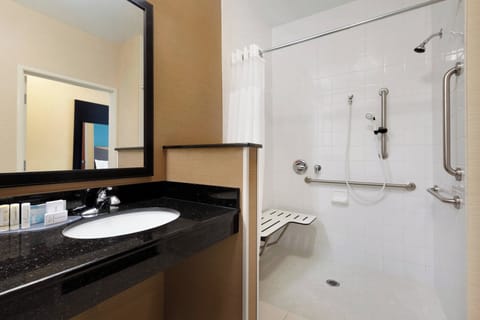 Combined shower/tub, hair dryer, towels