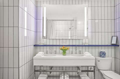 Suite, Corner | Bathroom | Designer toiletries, hair dryer, bathrobes, towels