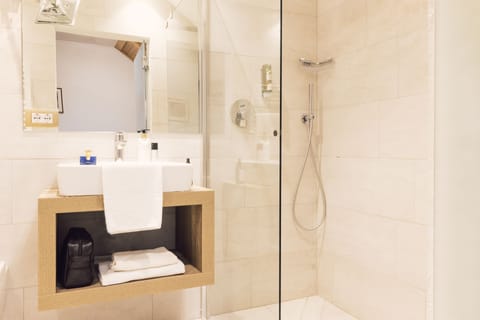 Single Room | Bathroom | Shower, free toiletries, hair dryer, bidet