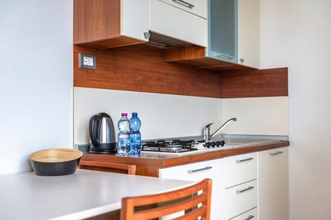 Hypo-allergenic bedding, down comforters, in-room safe, desk