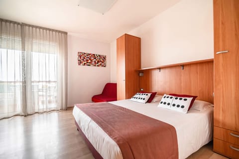 Hypo-allergenic bedding, down comforters, in-room safe, desk