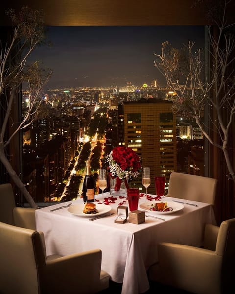 5 restaurants; breakfast, lunch, and dinner served