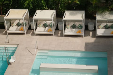 Outdoor pool, pool umbrellas, sun loungers