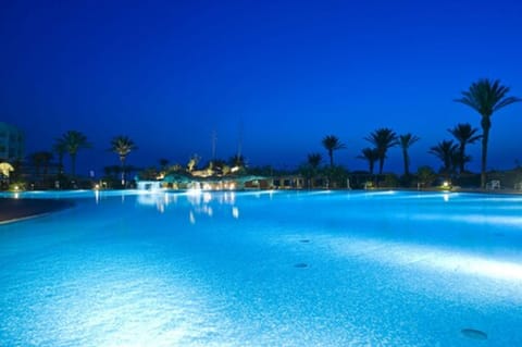 Indoor pool, 2 outdoor pools, free cabanas, pool umbrellas