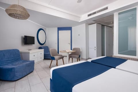 Down comforters, minibar, in-room safe, desk