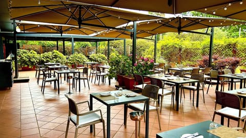 2 restaurants, dinner served, international cuisine