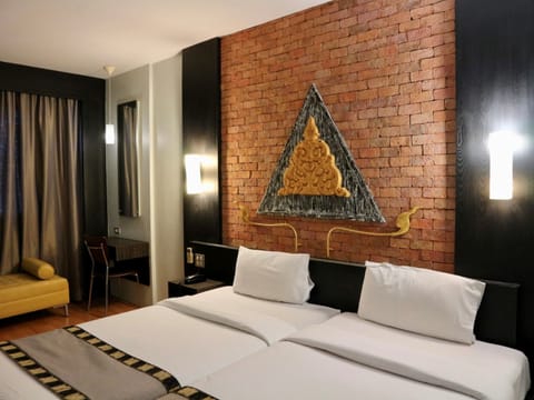 Deluxe Room, 2 Twin Beds | Minibar, in-room safe, individually decorated, desk