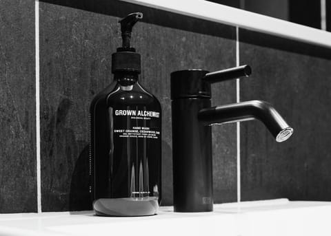 Family Suite | Bathroom | Free toiletries, hair dryer, bathrobes, slippers