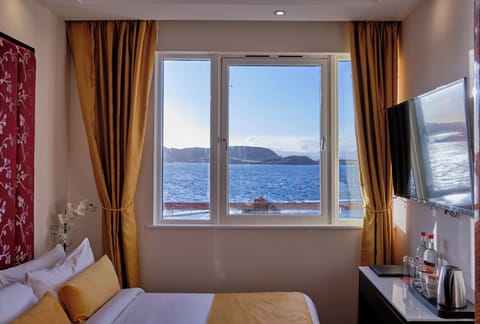 Petite Bay Single Room | Blackout drapes, iron/ironing board, free WiFi, bed sheets