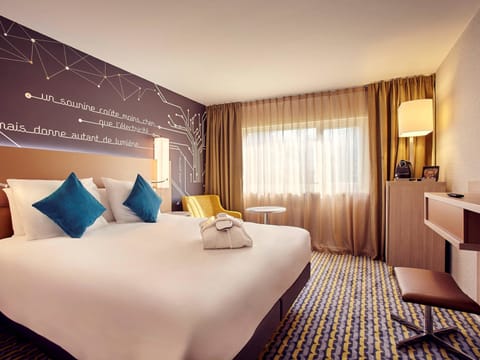 Premium bedding, in-room safe, desk, blackout drapes