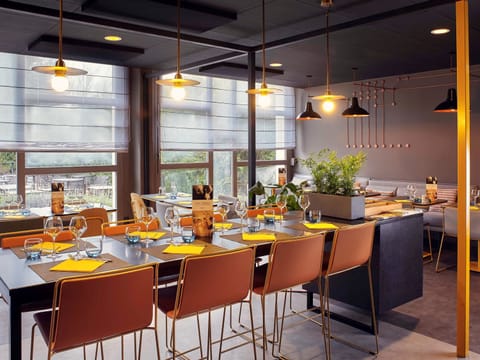 Breakfast, lunch, dinner served; French cuisine 