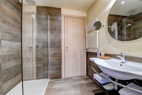 Quadruple Room | Bathroom | Hair dryer, bidet, towels