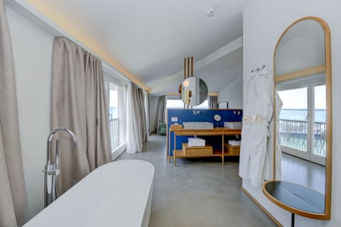 Junior Suite, Lake View | Bathroom | Hair dryer, bidet, towels