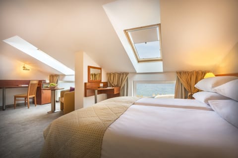 Room for 2+1 Seaside | Minibar, in-room safe, desk, blackout drapes