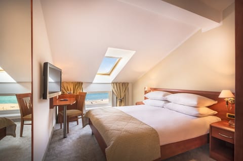 Room for 1 Seaside | Minibar, in-room safe, desk, blackout drapes