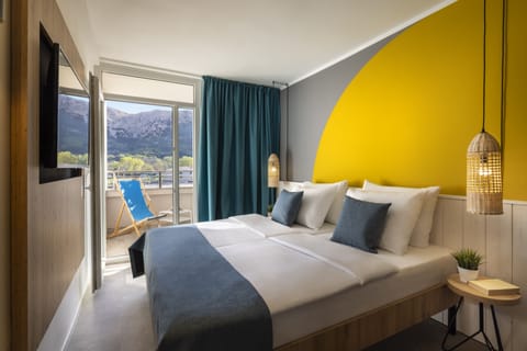 Room for 2 | Minibar, in-room safe, desk, free WiFi