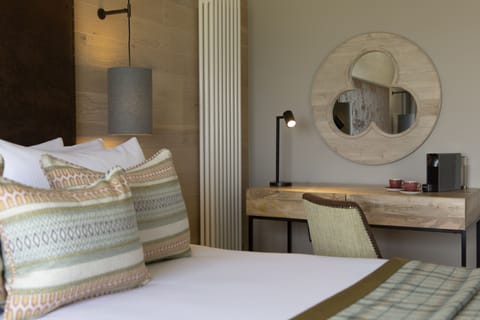 Premium Suite | Desk, laptop workspace, iron/ironing board, bed sheets