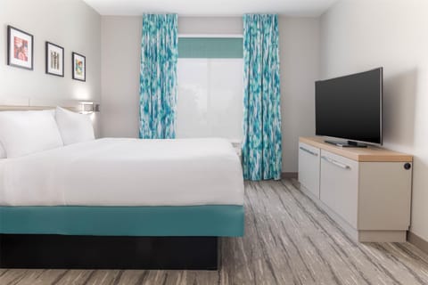 Deluxe Suite | Down comforters, pillowtop beds, in-room safe, desk