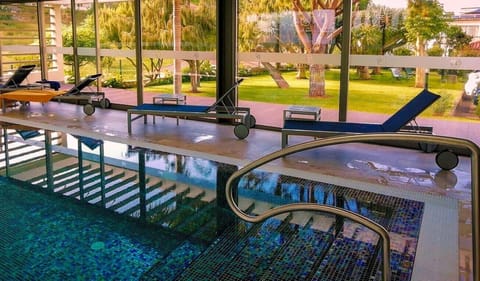 Indoor pool, sun loungers