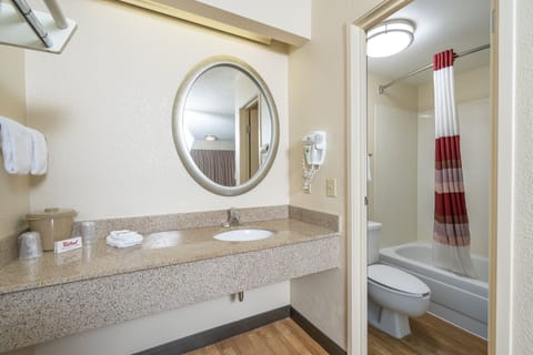 Combined shower/tub, free toiletries, towels