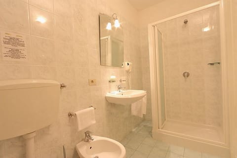 Double Room | Bathroom | Free toiletries, hair dryer, towels