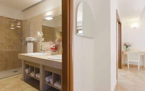 Junior Suite, Sea View | Bathroom | Shower, free toiletries, hair dryer, bidet