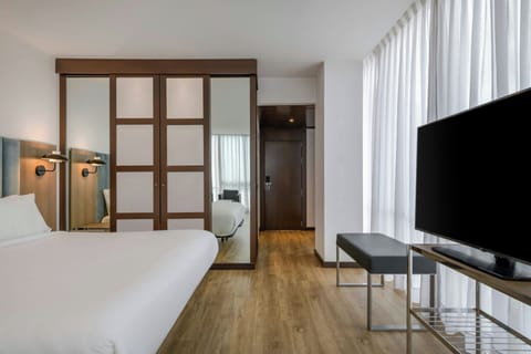 Standard Room, 1 King Bed | Premium bedding, minibar, in-room safe, desk
