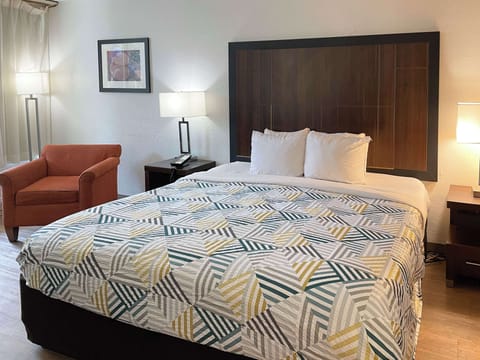 Pillowtop beds, desk, free WiFi, bed sheets