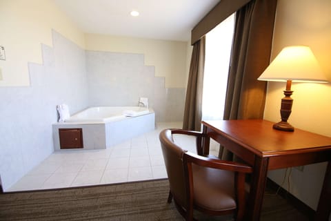 Standard Room, 1 King Bed, Jetted Tub, Golf View | Bathroom | Combined shower/tub, free toiletries, hair dryer, towels
