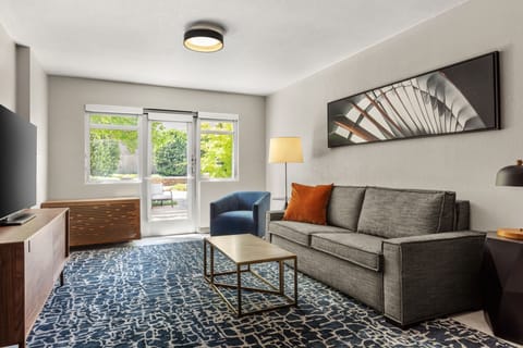 Executive Suite, 1 King Bed with Sofa bed | Living area | 55-inch LED TV with cable channels, Smart TV