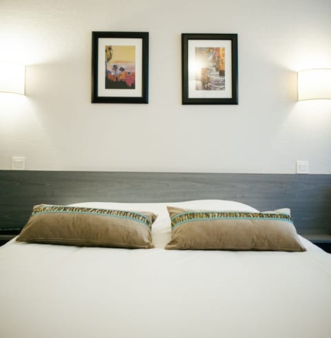 Pillowtop beds, in-room safe, desk, blackout drapes