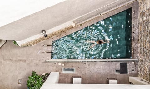 2 outdoor pools