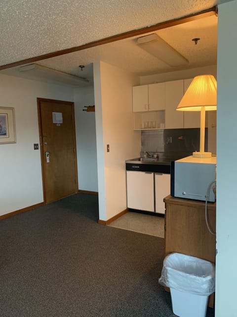 Comfort Studio Suite, Microwave | Private kitchenette | Mini-fridge, microwave