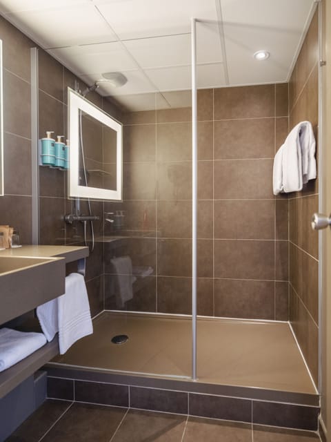 Family Room, Multiple Beds | Bathroom | Free toiletries, hair dryer, towels