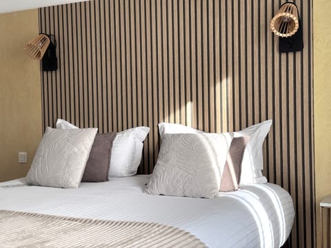 Superior Room, 1 King Bed, Non Smoking | Premium bedding, minibar, in-room safe, desk