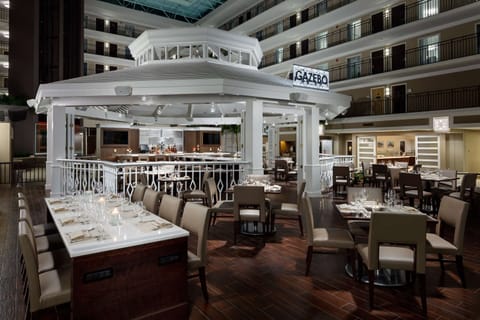 2 restaurants; lunch and dinner served