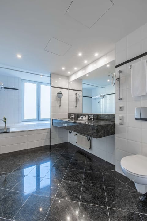Junior Suite | Bathroom | Combined shower/tub, eco-friendly toiletries, hair dryer, bathrobes