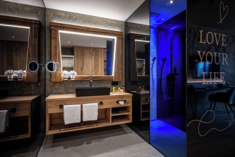 1 bedroom, premium bedding, minibar, in-room safe