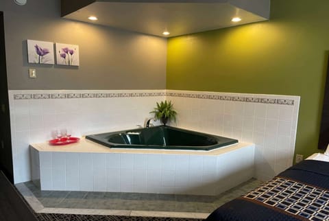 Deluxe Suite, 1 King Bed, Non Smoking | In-room safe, desk, laptop workspace, iron/ironing board