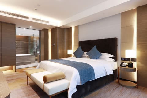 Honorable Deluxe Suite | Premium bedding, minibar, in-room safe, desk