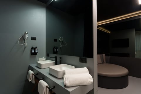 Executive Room, Hot Tub | Bathroom | Free toiletries, slippers, bidet, towels