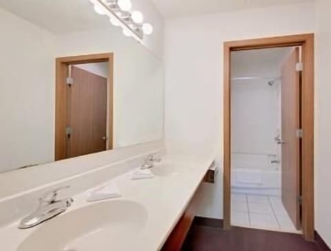 Combined shower/tub, free toiletries, hair dryer, towels