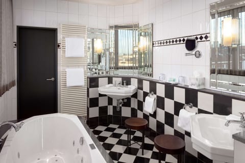 Victoria Suite | Bathroom | Free toiletries, hair dryer, slippers, towels