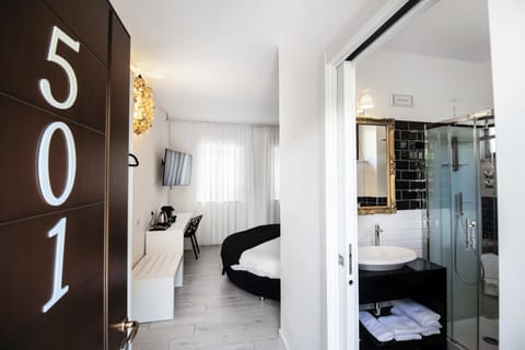 Superior Double Room | In-room safe, desk, laptop workspace, soundproofing