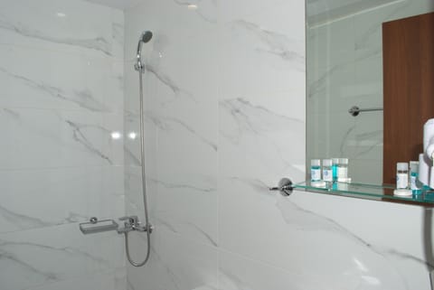 Classic Single Room | Bathroom | Shower, free toiletries, hair dryer, towels