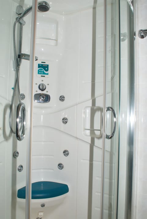 Classic Triple Room | Bathroom | Shower, free toiletries, hair dryer, towels