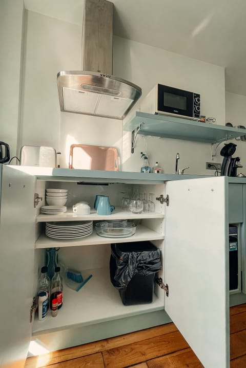 Family Suite | Private kitchen | Coffee/tea maker, electric kettle