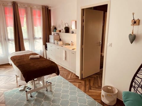 Sauna, hot tub, steam room, body treatments, hot stone massages